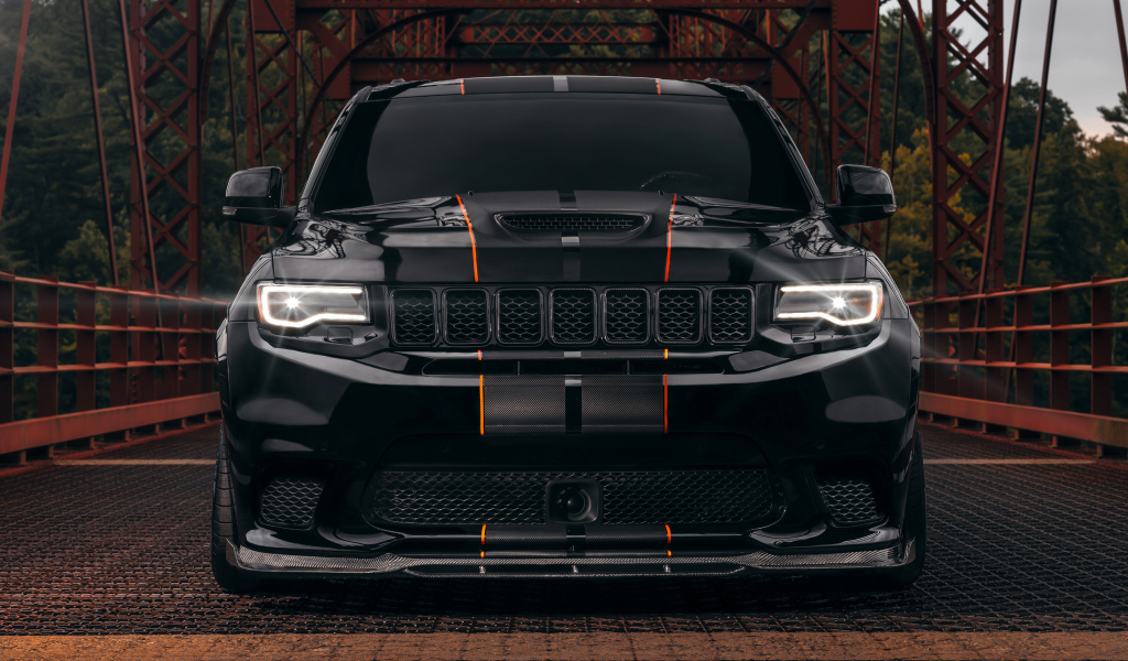 Черный Jeep Trackhawk на мосту