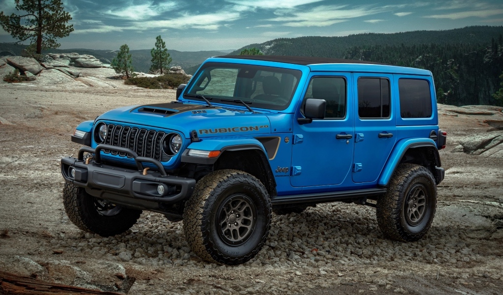 Синий Jeep Wrangler Unlimited Rubicon 2023 года