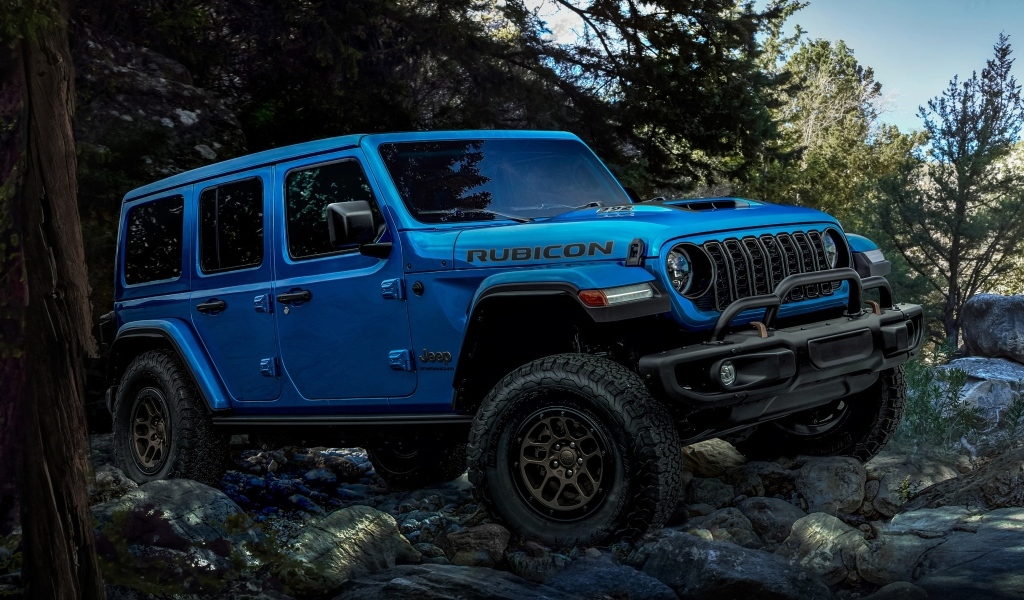 Синий Jeep Wrangler Unlimited Rubicon 2023 года на бездорожье