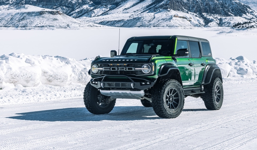 Зеленый джип Hennessey VelociRaptor 500 Bronco 2023 года на снегу