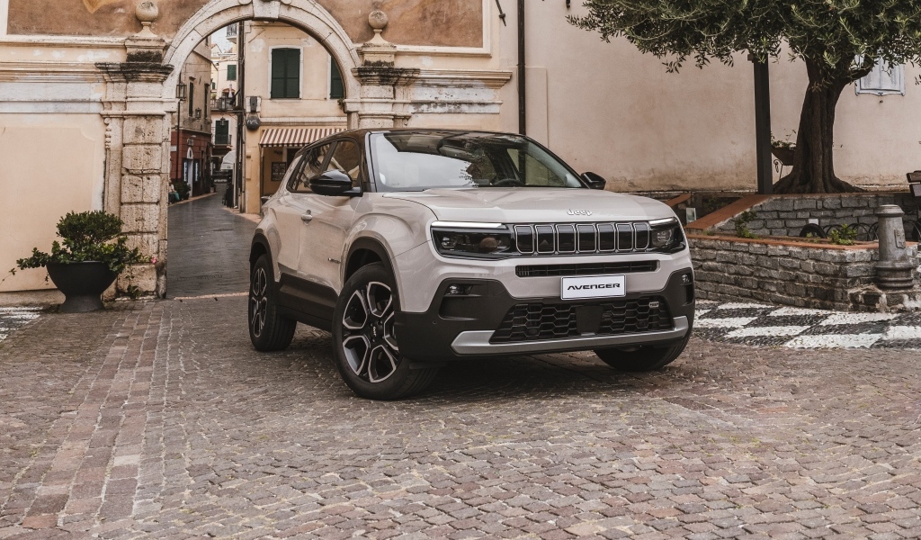 Внедорожник Jeep Avenger E-Hybrid в городе