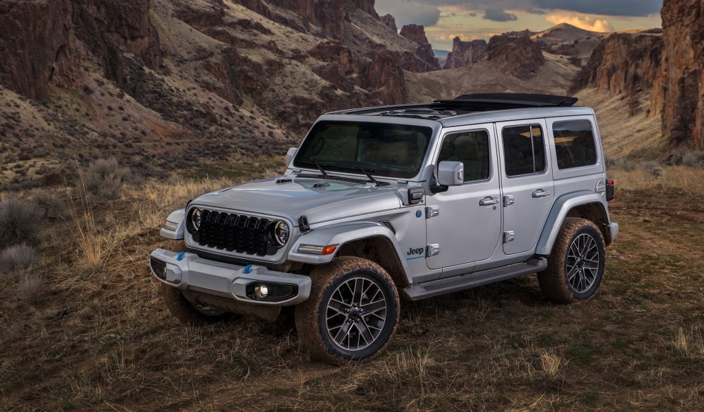 Серебристый  Jeep Wrangler Unlimited High Altitude 4xe 2023 года