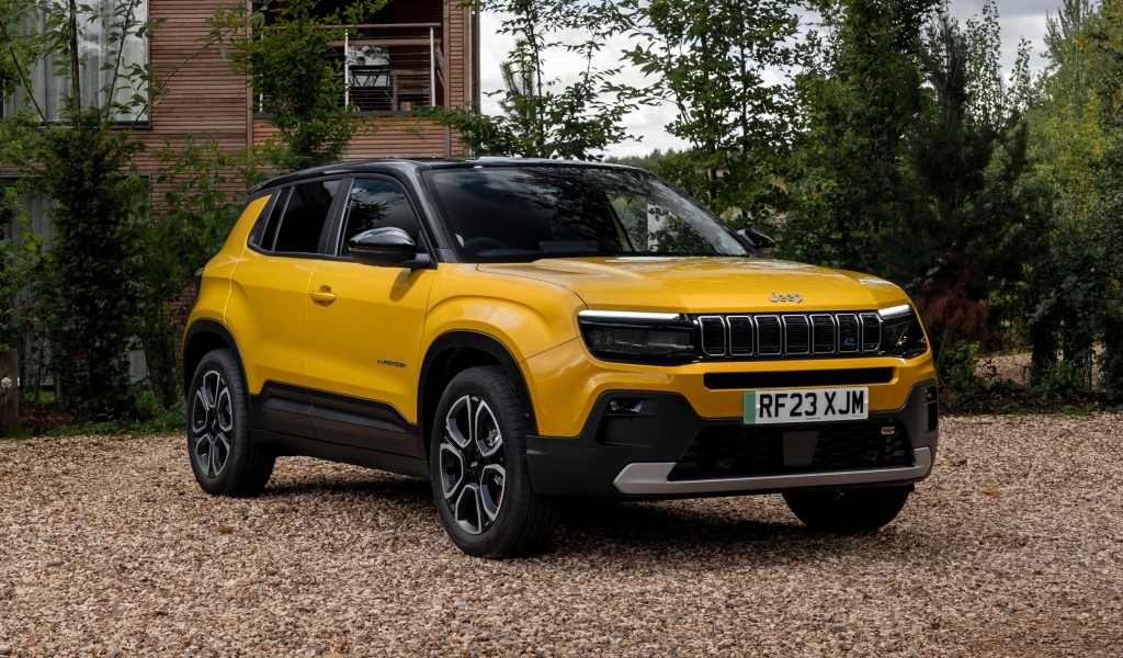 Желтый автомобиль Jeep Avenger BEV Summit 2023 года