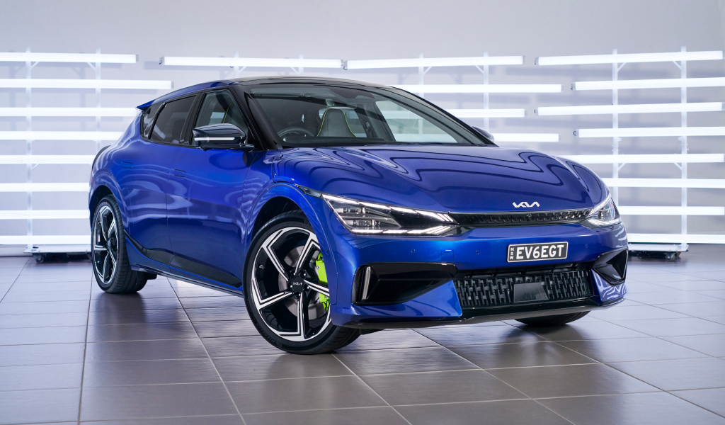 Синий автомобиль Kia EV6 GT 2022 года