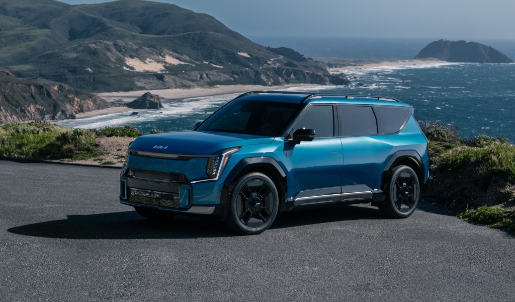 Синий автомобиль Kia EV9 GT-Line 2024 года