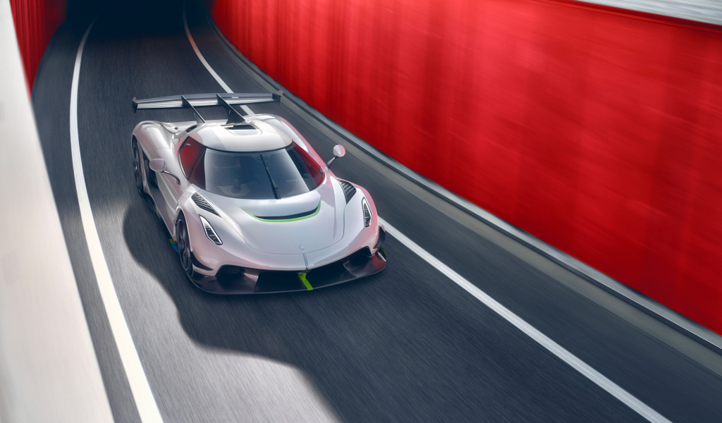 Серебристый спортивный автомобиль Koenigsegg Jesko на трассе