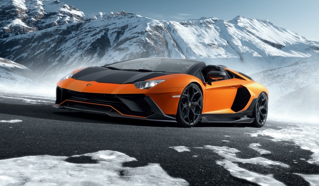 Автомобиль Lamborghini Aventador LP 780-4 Ultimae Roadster 2023 года на фоне гор