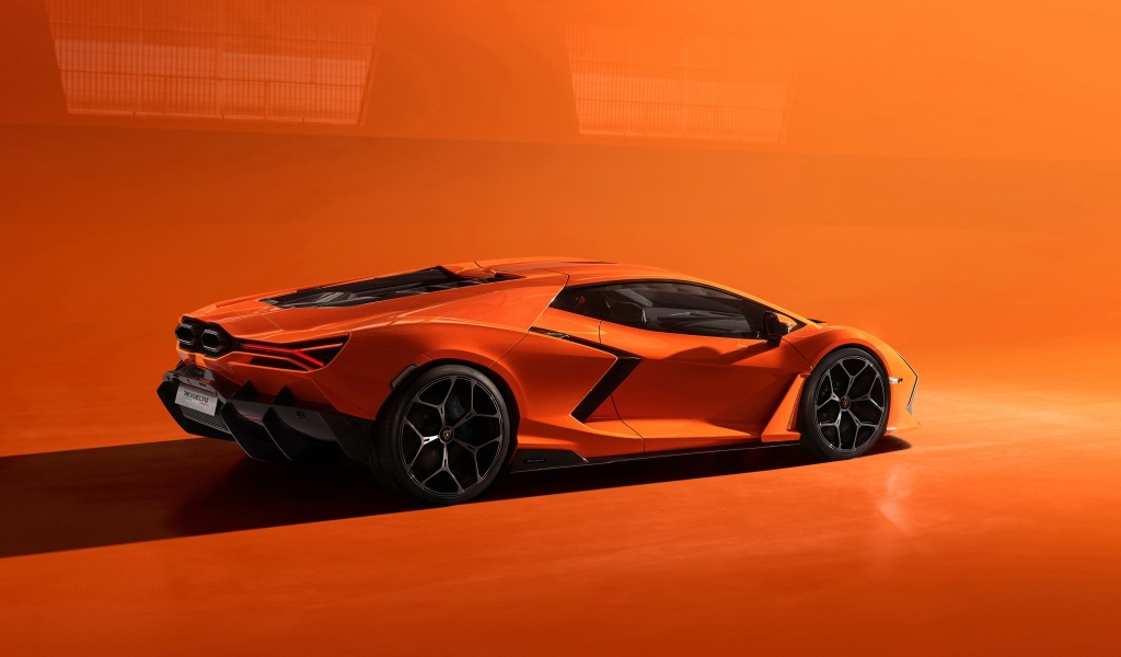 Автомобиль  Lamborghini Revuelto 2023 года вид сзади