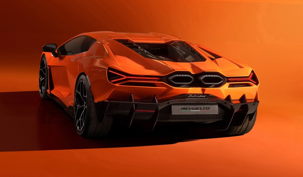 Оранжевый автомобиль Lamborghini Revuelto 2023 года вид сзади