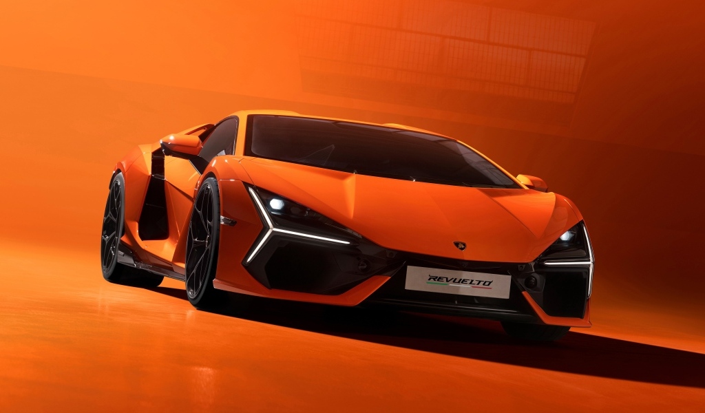 Спортивный автомобиль Lamborghini Revuelto 2023 года на красном фоне