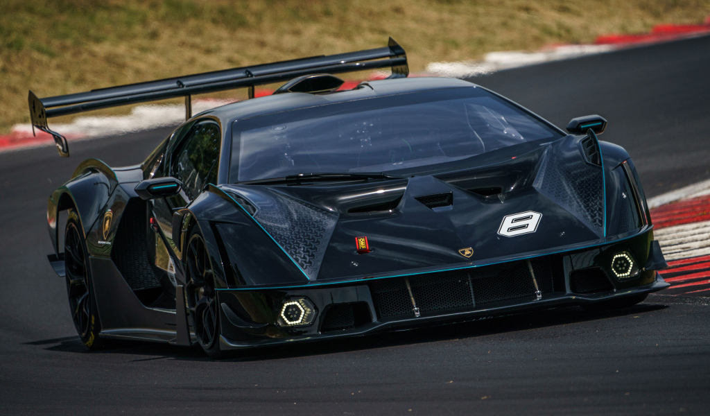 Черный спортивный Lamborghini Essenza SCV12 на гоночной трассе 