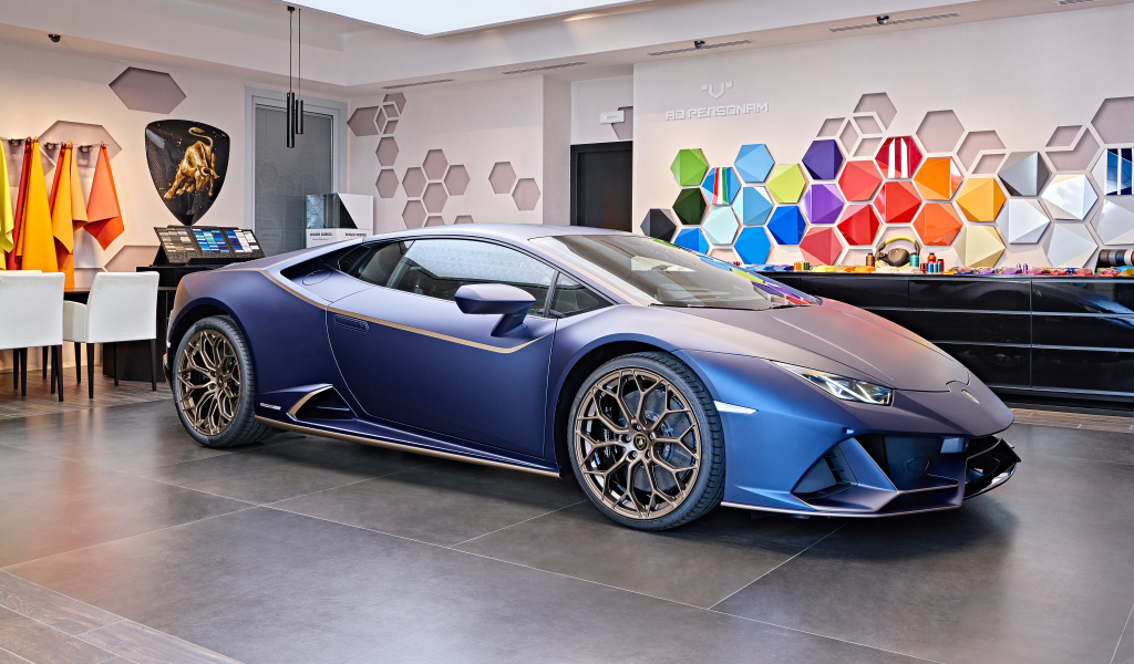 Синий автомобиль Lamborghini Huracán 2023 года