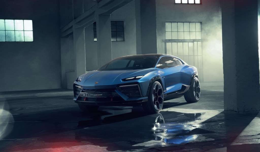 Синий автомобиль Lamborghini Lanzador Concept EV на мокром полу
