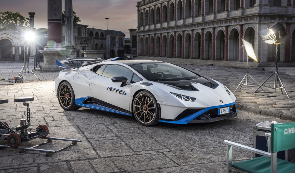 Яркий Lamborghini Huracán STO у старого здания