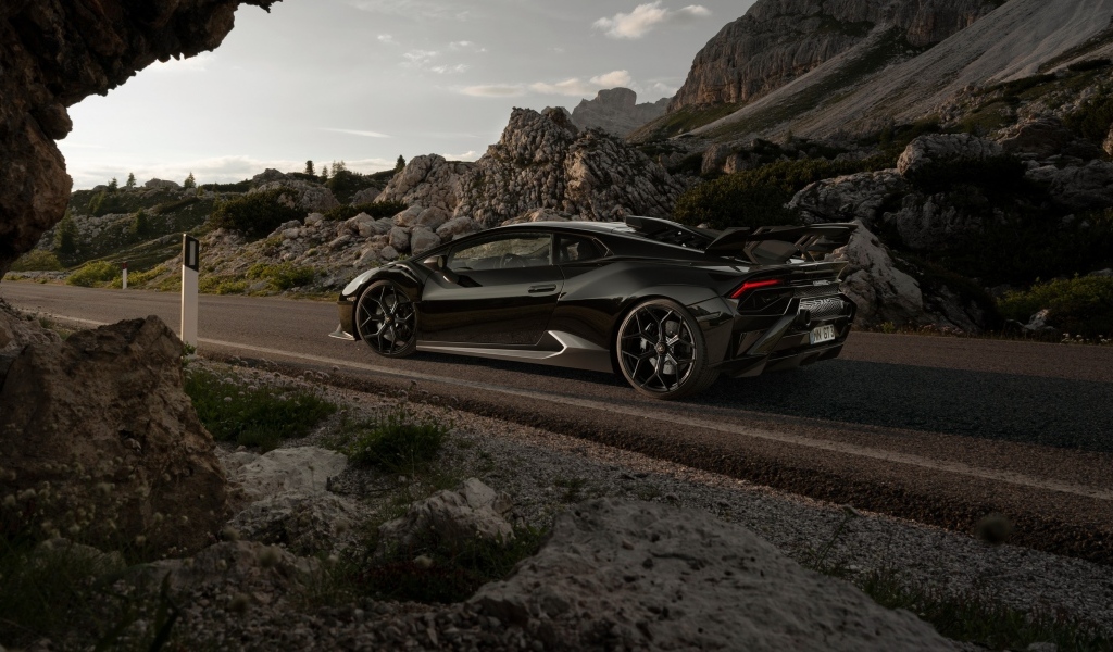 Автомобиль Lamborghini Huracán STO  вид сзади