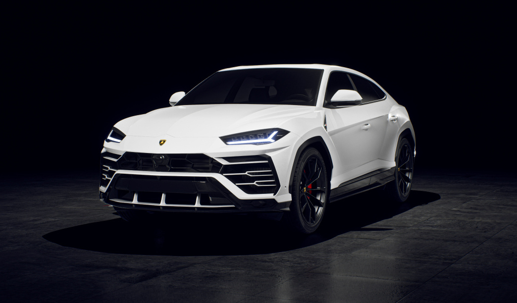 Автомобиль Lamborghini Urus вид спереди