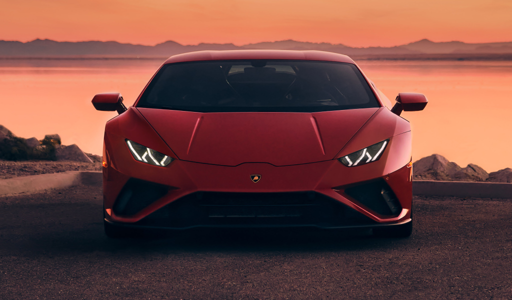 Дорогой красный автомобиль Lamborghini Huracan EVO RWD у воды