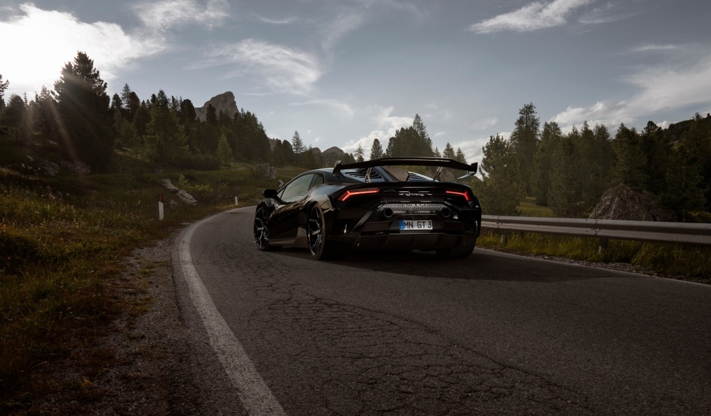 Быстрый Lamborghini Huracán STO на дороге