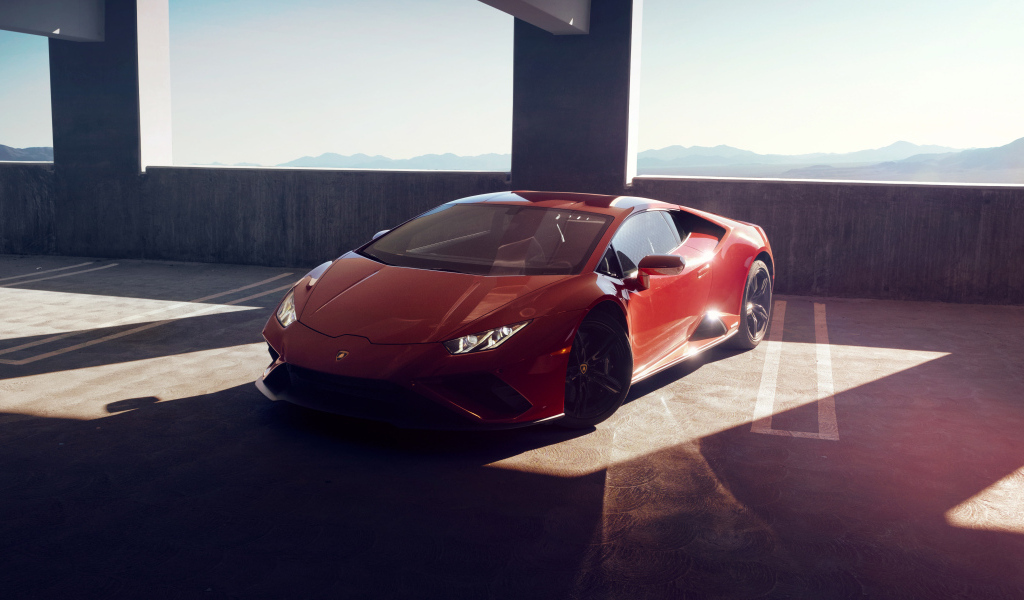 Быстрый красный автомобиль Lamborghini Huracan EVO RWD