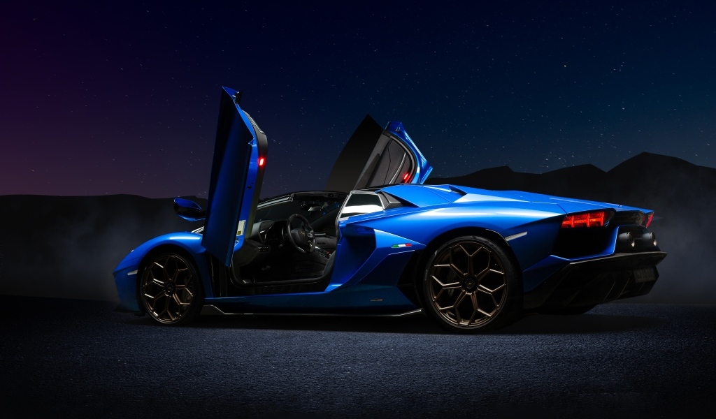 Автомобиль Lamborghini Aventador Ultimae Roadster с открытыми дверями