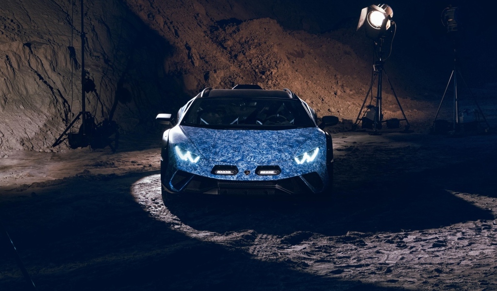 Автомобиль Lamborghini Huracán  в горах