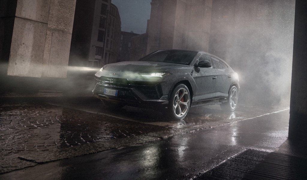 Автомобиль Lamborghini Urus S под дождем