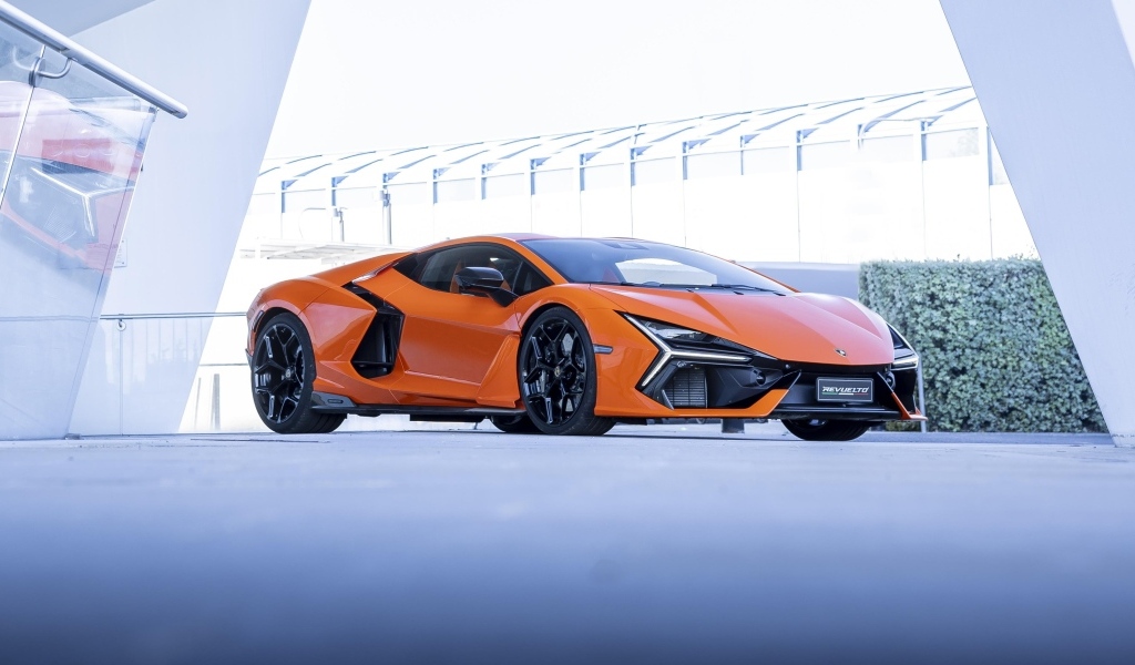 Оранжевый автомобиль Lamborghini Revuelto