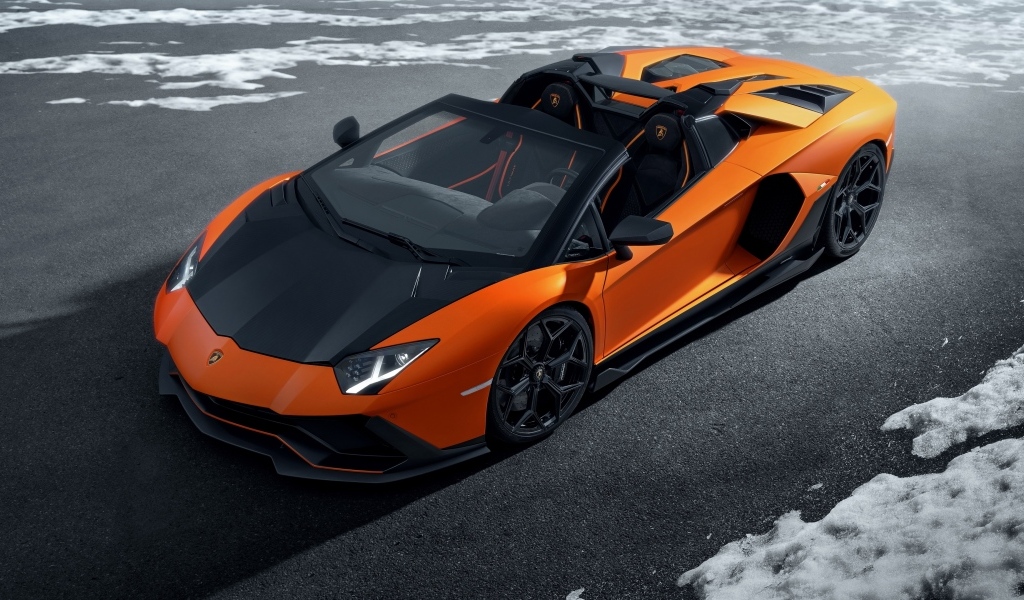 Оранжевый спортивный автомобиль Lamborghini Aventador