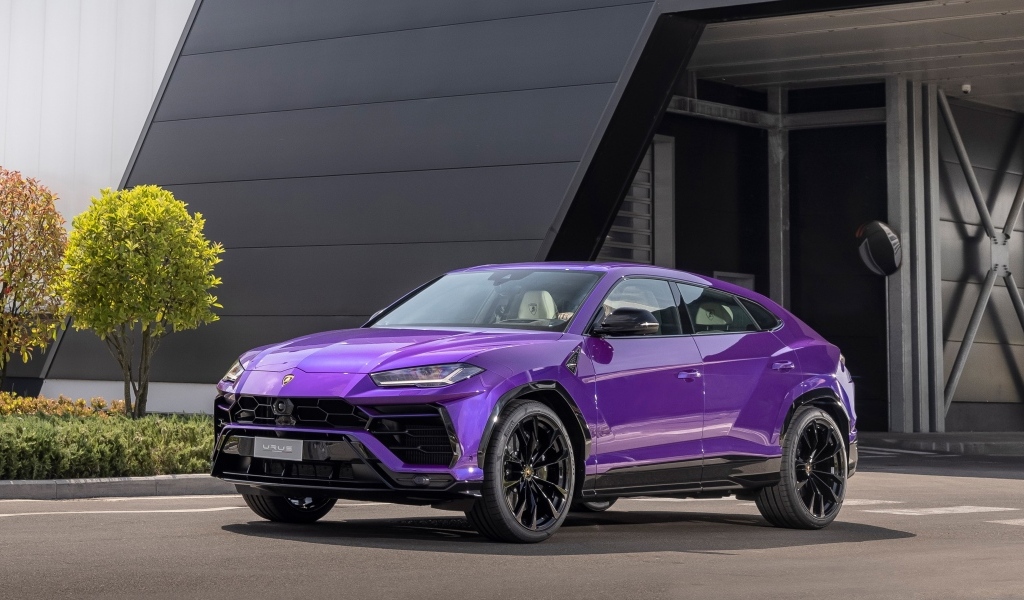 Сиреневый внедорожник Lamborghini Urus