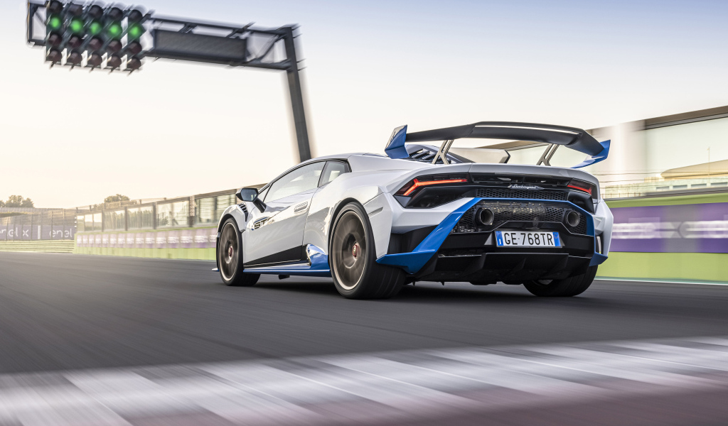 Гоночный Lamborghini Huracán STO у светофора 