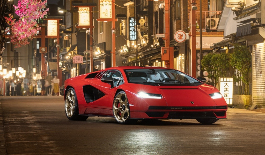 Красный быстрый автомобиль Lamborghini Countach LPI 800-4  в городе