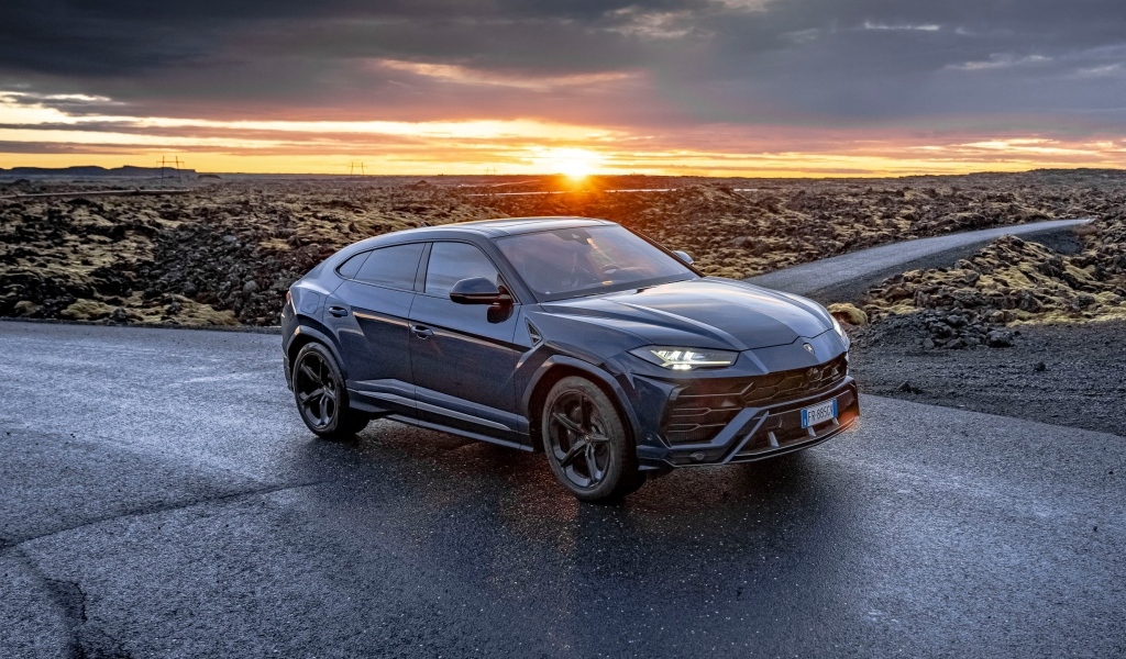 Внедорожник Lamborghini Urus в лучах заката