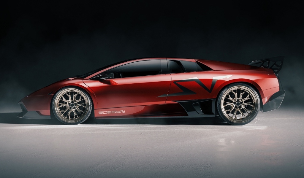 Вид сбоку на красный автомобиль Lamborghini Murcielago