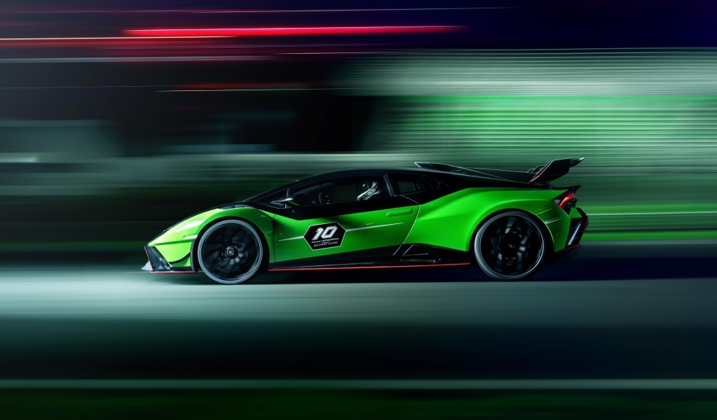 Вид сбоку на зеленый автомобиль Lamborghini Huracan STO SC 10 Anniversario