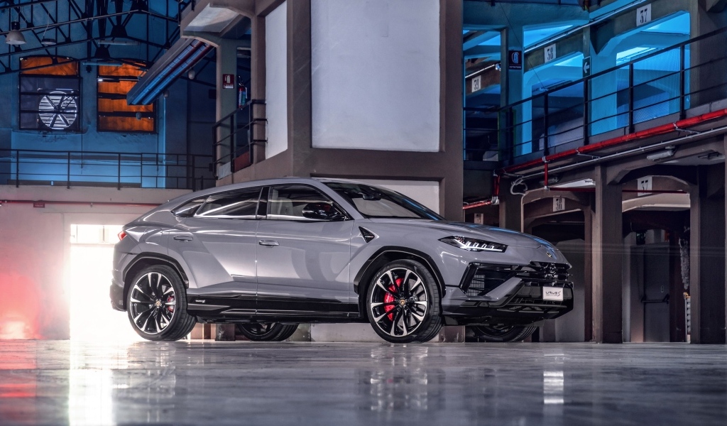 Серебристый автомобиль Lamborghini Urus S в здании