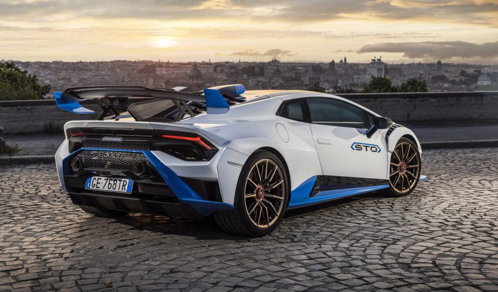 Спортивный Lamborghini Huracán STO на фоне заката 