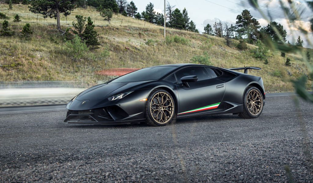 Спорткар Lamborghini Huracan Performante на дороге