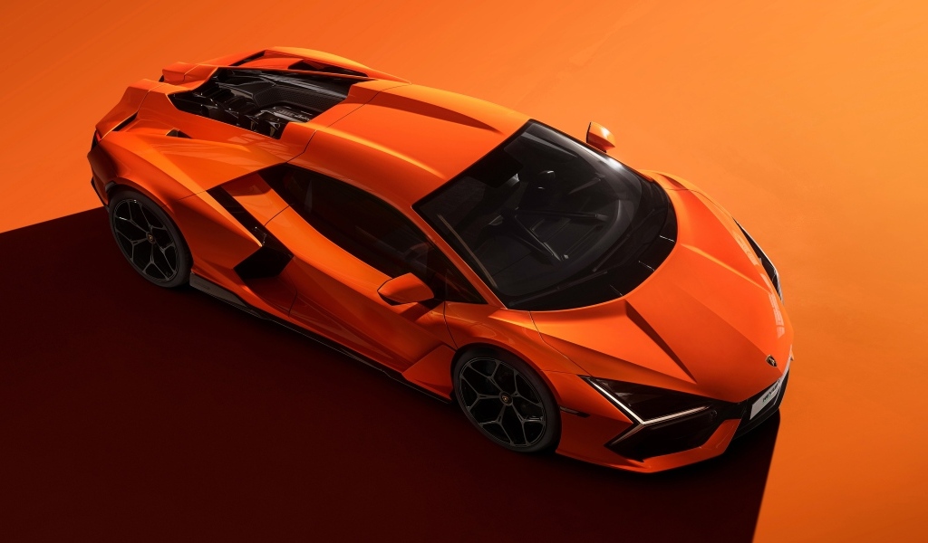 Вид сверху на автомобиль Lamborghini Revuelto 2023 года