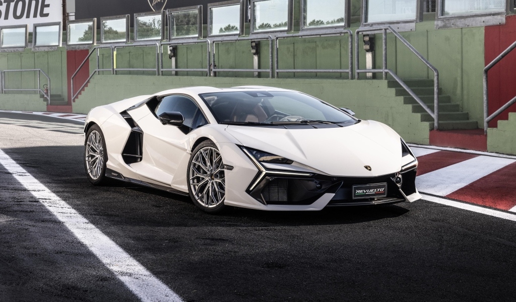 Белый автомобиль Lamborghini Revuelto