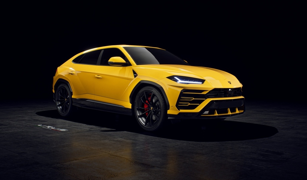 Желтый автомобиль Lamborghini Urus