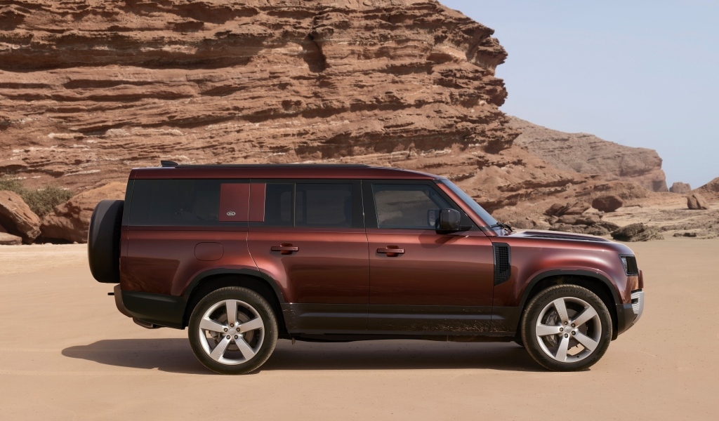 Внедорожник Land Rover Defender 130  в горах