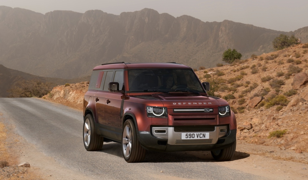 Внедорожник Land Rover Defender 130  на трассе