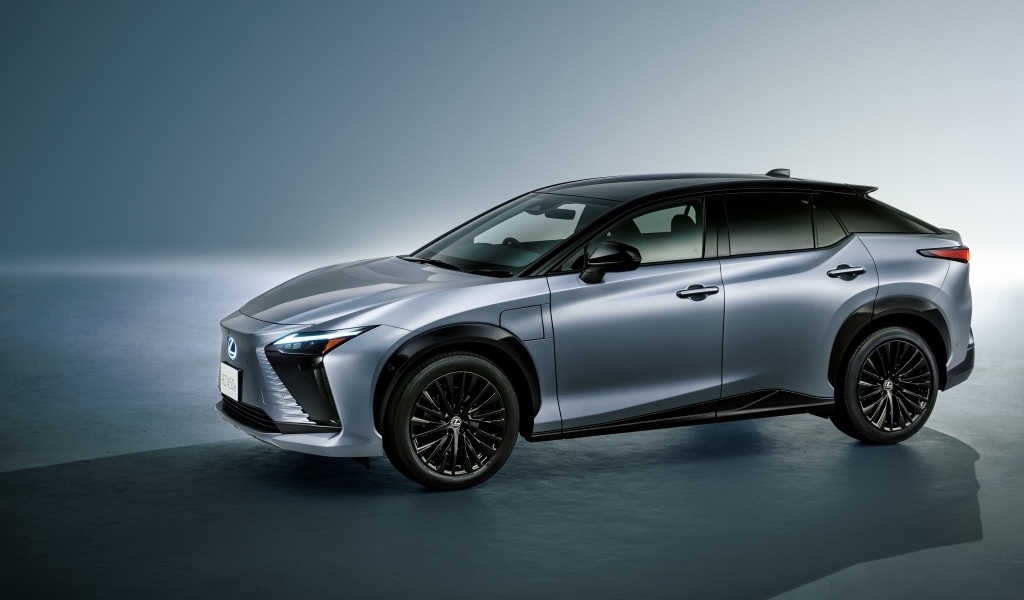 Серебристый автомобиль Lexus RZ 450e First Edition 2023 года