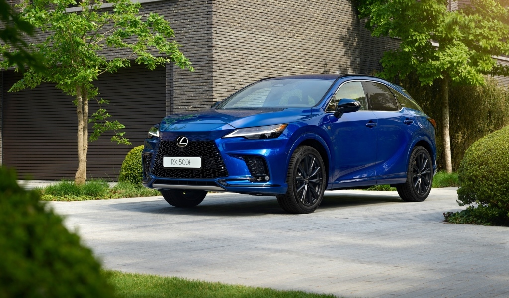 Синий автомобиль Lexus RX 500h F SPORT