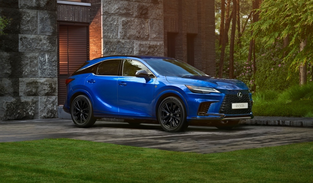 Внедорожник Lexus RX 500h F SPORT у здания