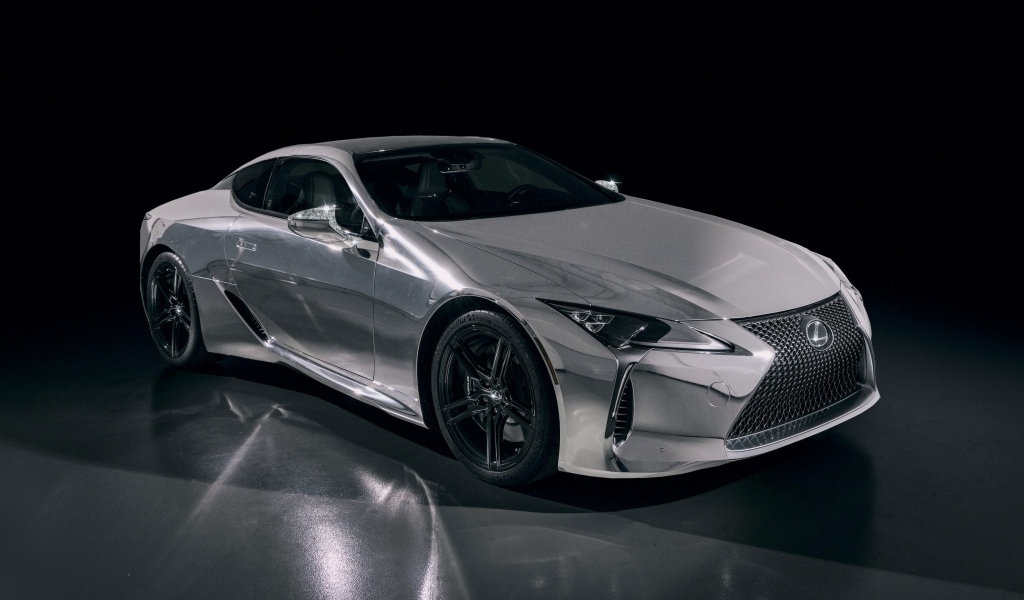 Серебристый автомобиль Lexus Renaissance LC 500 2023 года