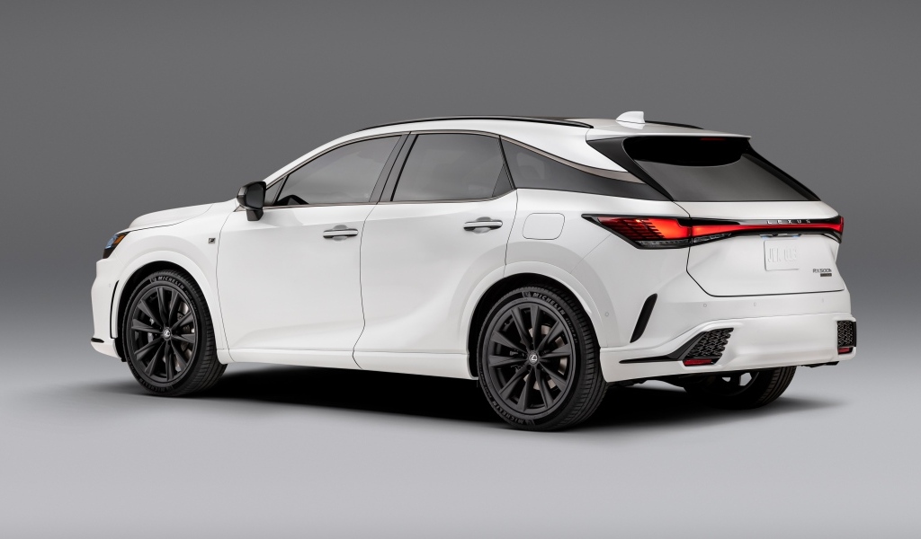 Белый внедорожник Lexus RX 500h F SPORT вид сзади