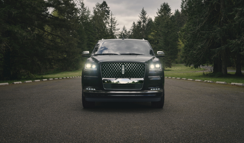 Автомобиль Lincoln Navigator, 2022 года вид спереди