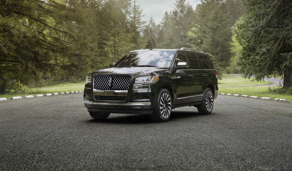 Черный дорогой внедорожник Lincoln Navigator, 2022 года