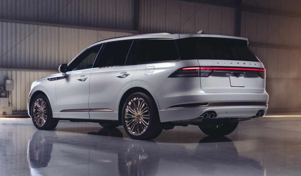 Серебристый Lincoln Aviator Shinola Concept вид сзади